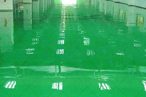 檢查機器部件,鋪設專(zhuan) 用地墊